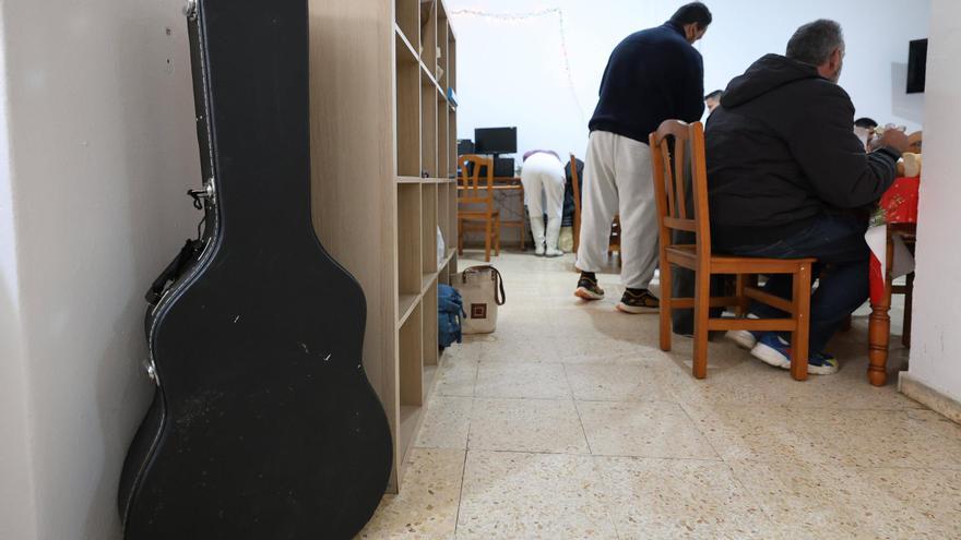 Usuarios y voluntarios de Cáritas Sant Antoni despiden juntos el 2025