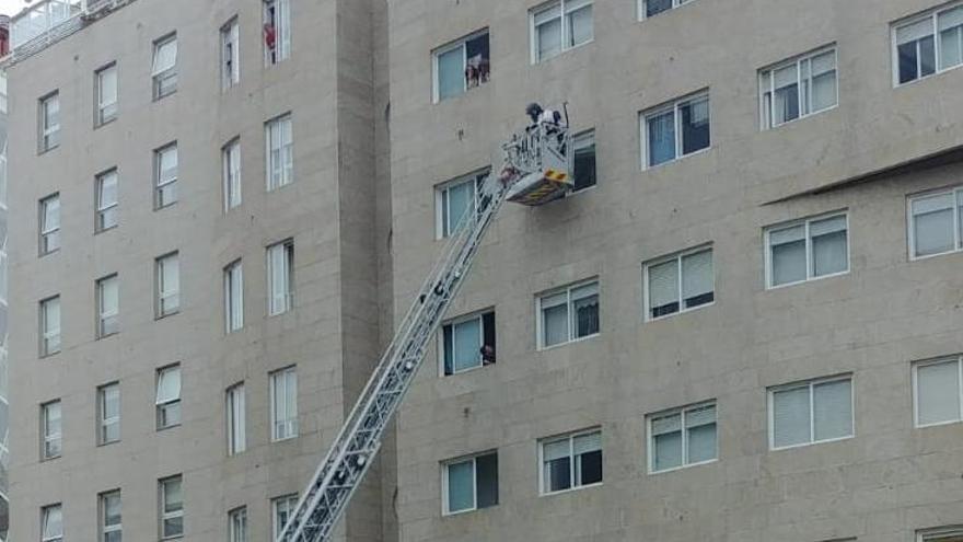 El momento en el que los bomberos entran por la ventana para rescatar al pequeño