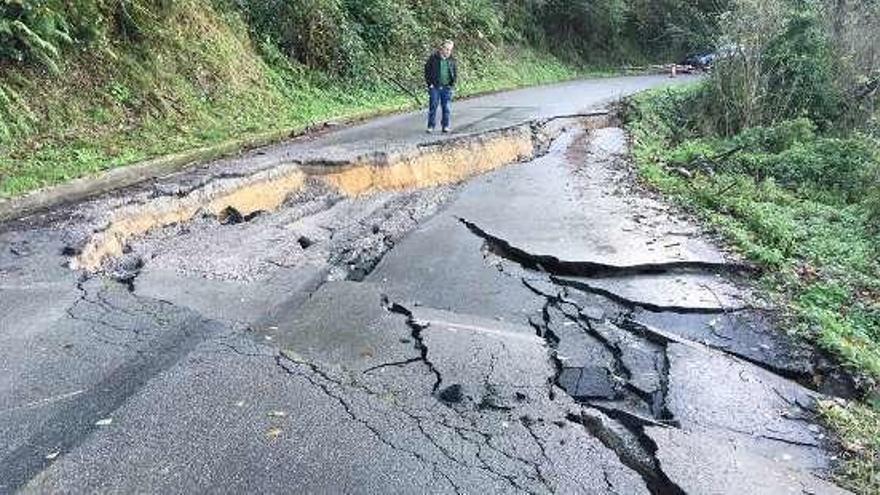 El hundimiento de la carretera de La Teyera y El Cau.