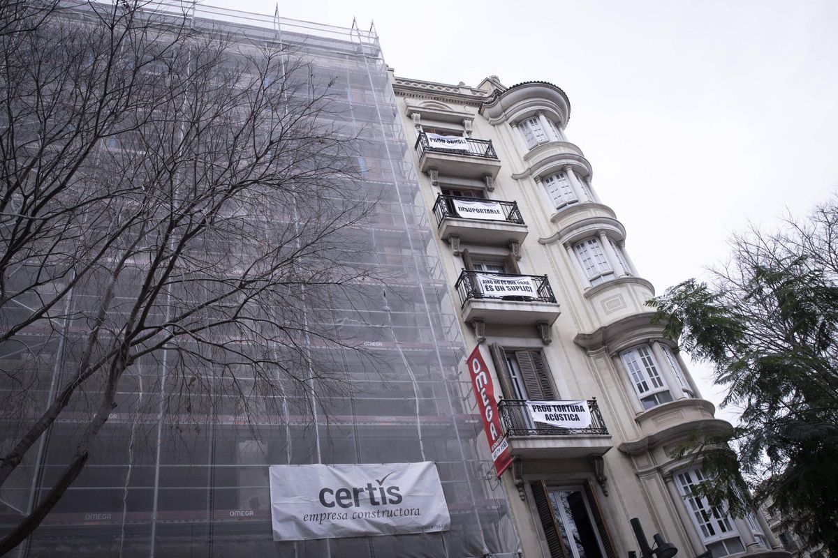 La fachada del edificio de Consell de Cent cuyas obras el Ayuntamiento de Barcelona ha paralizado.