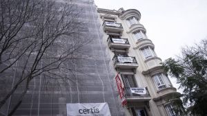 La fachada del edificio de Consell de Cent cuyas obras el Ayuntamiento de Barcelona ha paralizado.