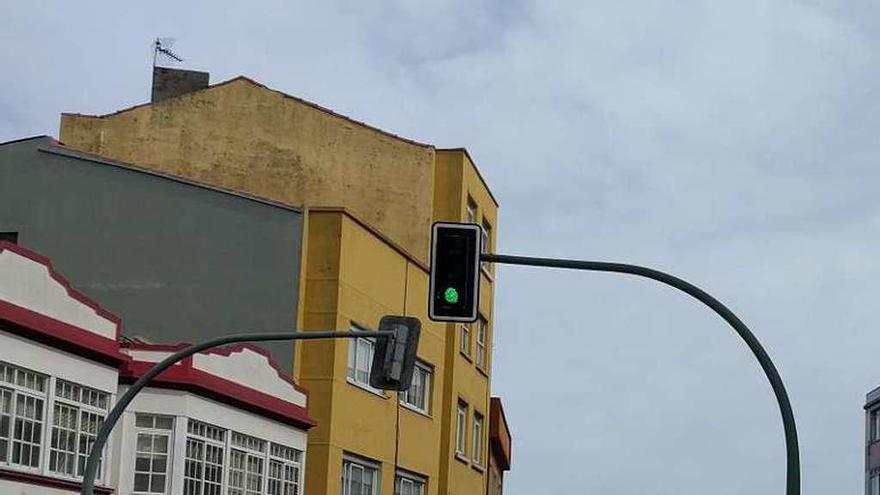 Un coche circula por la travesía de Pastoriza.