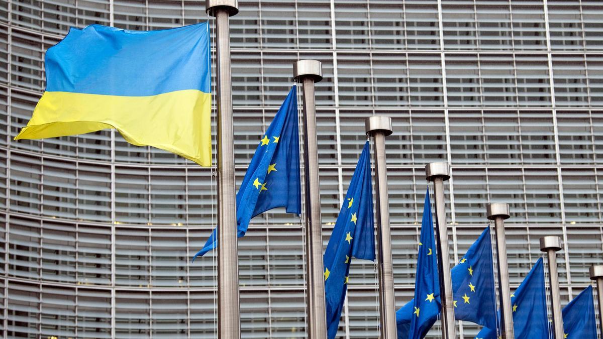 La bandera d'Ucraïna a l'edifici de la Comissió Europea pel Dia d'Europa