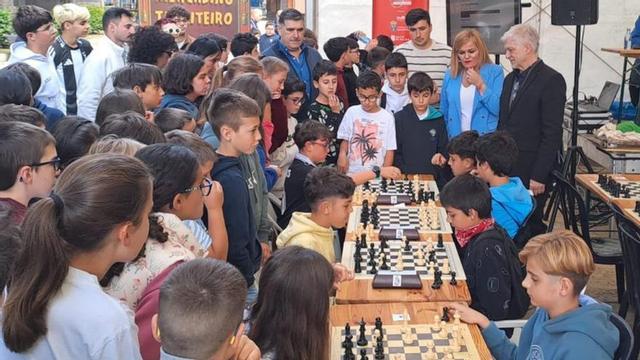 Varios jugadores disputan partidas, ayer, en la alameda redondelana. | FDV