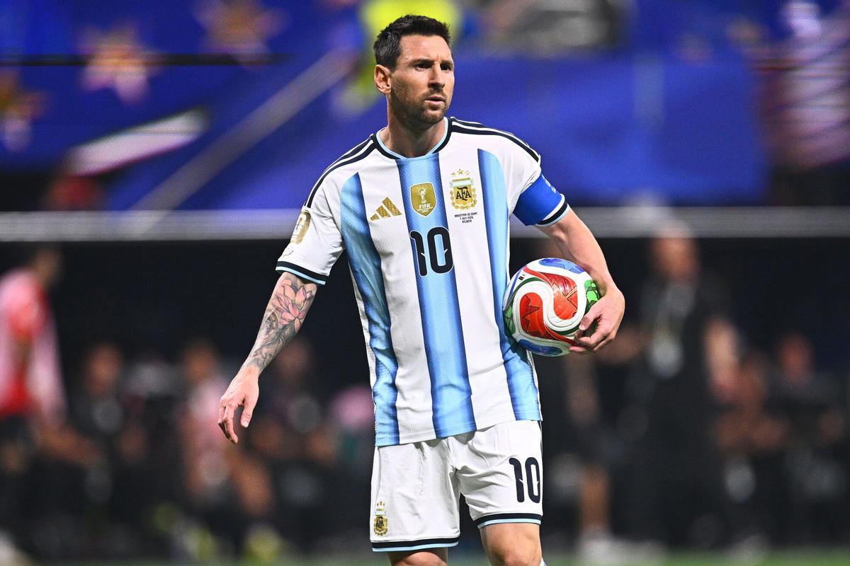 07/07/2026 07 July 2026, US, Atlanta: Argentina's Lionel Messi stands with the ball before missing a penalty during the 2026 FIFA World Cup Round of 16 match between Argentina and Egypt at Atlanta Stadium. Photo: Tom Weller/dpa - PLEASE NOTE: In accordance with FIFA regulations, these images may be used exclusively for editorial purposes. Commercial use is prohibited. Furthermore, no video-like sequences may be created, and no alterations may be made to the image, either in the foreground or the background. DEPORTES Tom Weller/dpa