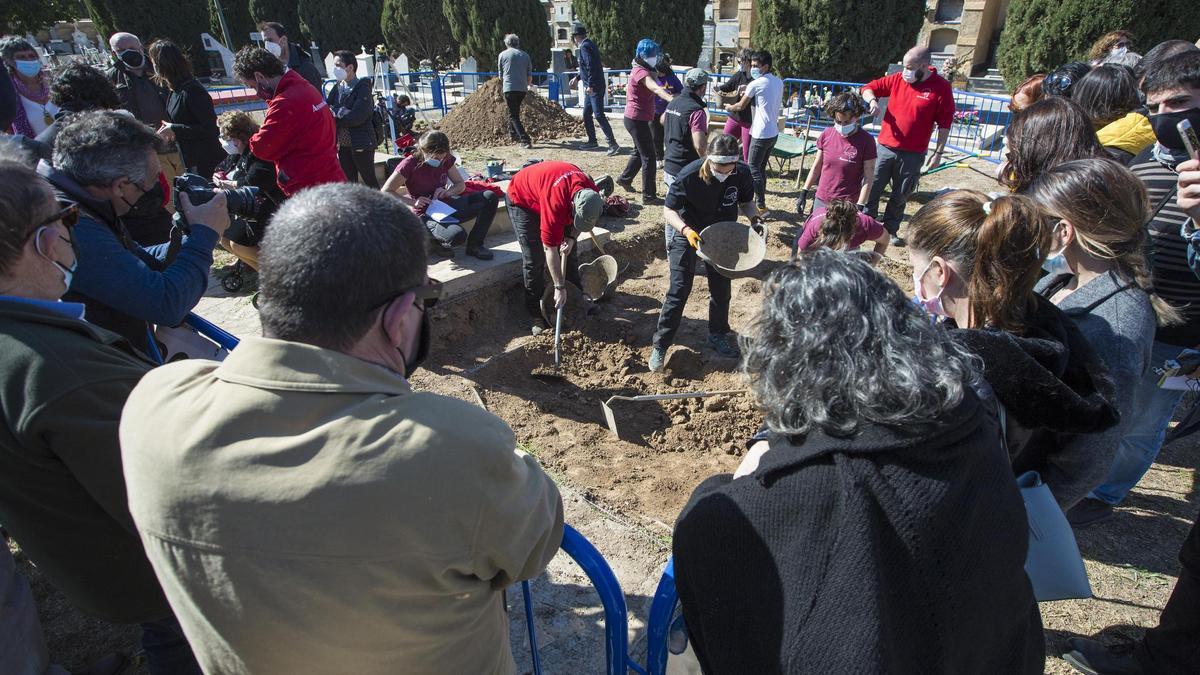 El cementerio de Alicante acoge la primera exhumación de represaliados del franquismo