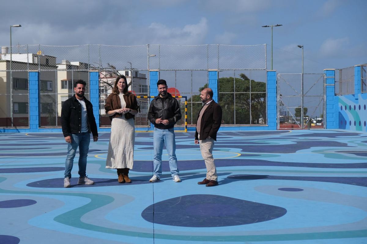 Los concejales, Carla Campoamor y Héctor Alemán, junto a técnicos municipales en la cancha de Nueva Isleta.
