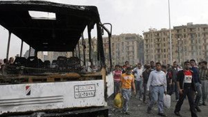 Cientos de egipcios resisten en la plaza Tahrir tras enfrentarse al Ejército