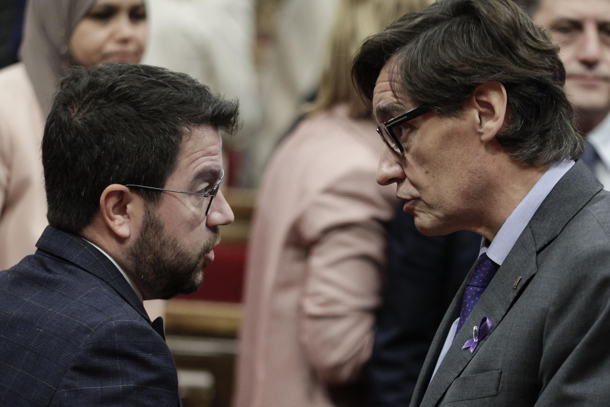 El 'president' Pere Aragonès y el jefe de la oposición, Salvador Illa, conversan en el Parlament