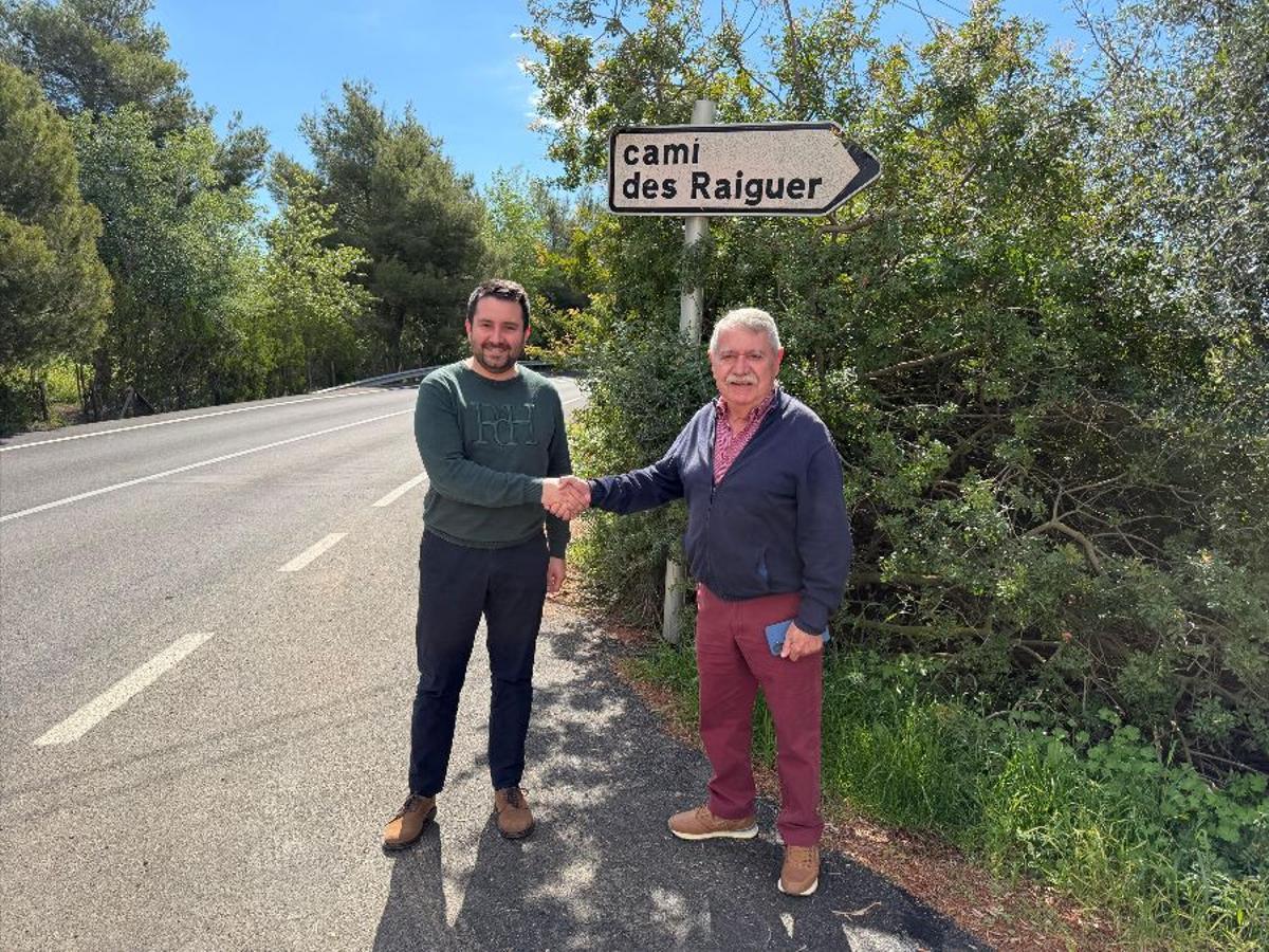 Los alcaldes Llorenç Perelló y Andreu Isern, en el camí des Raiguer que conecta ambos municipios.