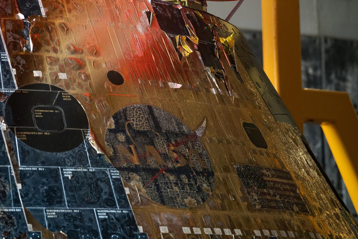 La cápsula espacial Orion se exhibe en la cubierta de pozo del USS John P. Murtha en San Diego, California, EE. UU. La cápsula espacial Orion se exhibe en la cubierta de pozo del USS John P. Murtha en San Diego, California, EE. UU.