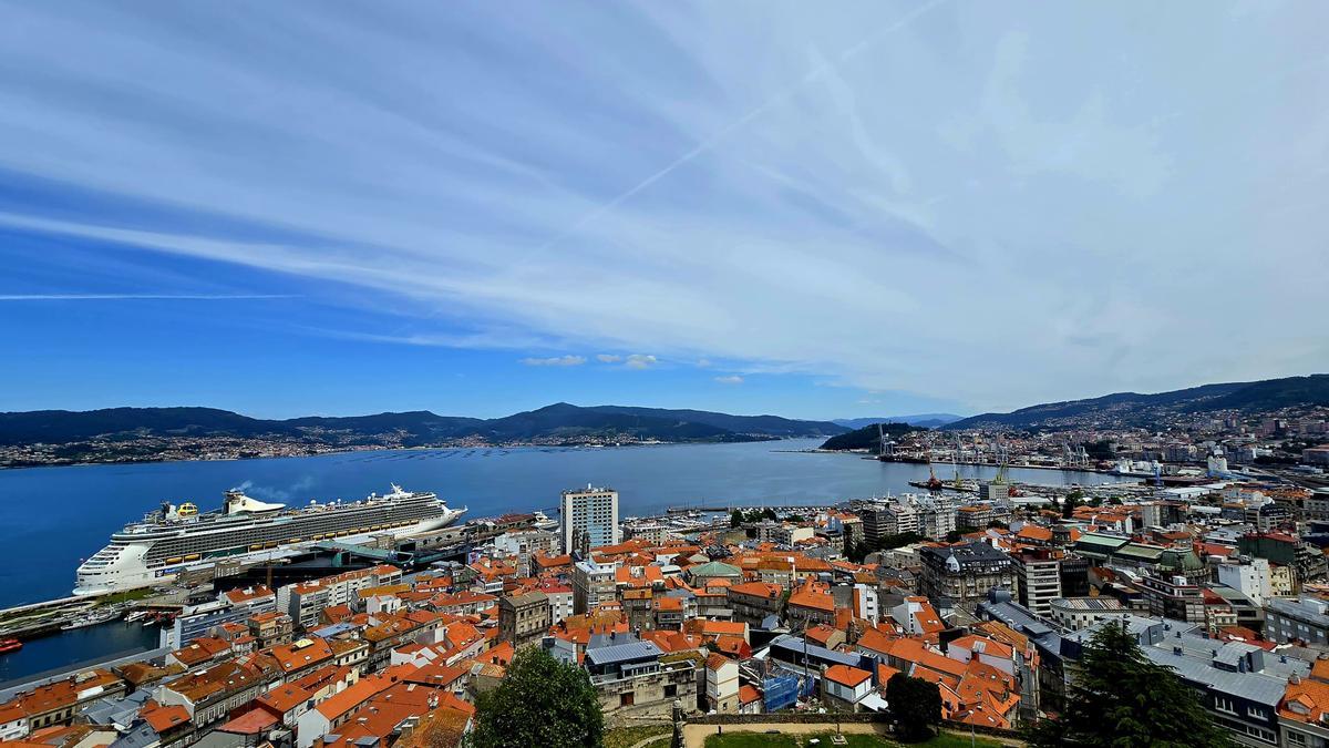 Vista de la ría con tiempo soleado.