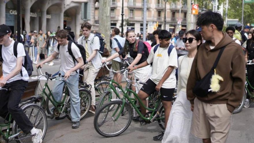 Sis de cada deu visitants veuen la ciutat massificada