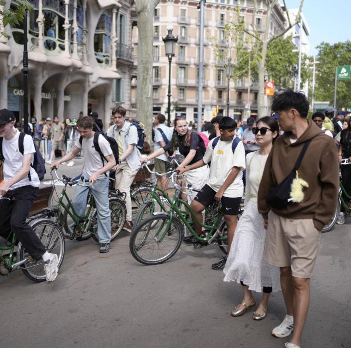 Sis de cada deu visitants veuen la ciutat massificada