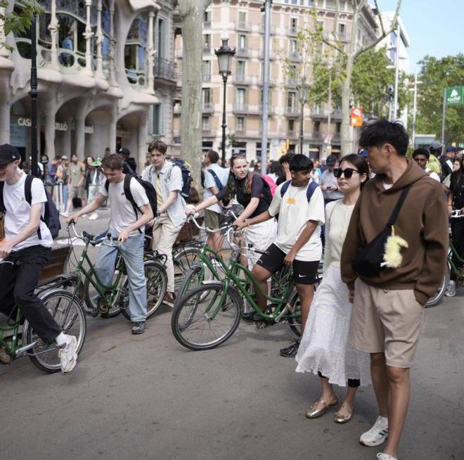 Sis de cada deu visitants veuen la ciutat massificada