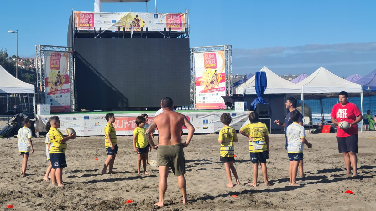 Momento de un partido de ayer de los más pequeños de la Beach Series Rugby 5.