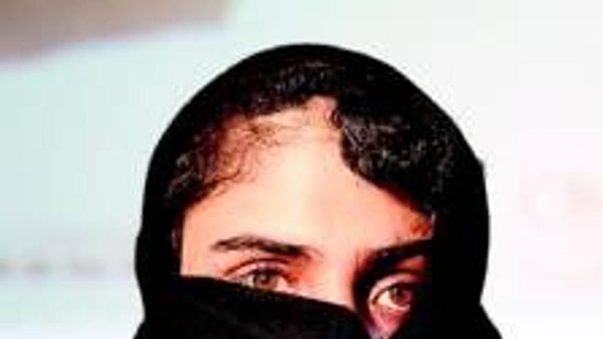 Nadia Ghulan  Víctima del Régimen talibán
: &quot;Nadie sospecha que soy mujer&quot;