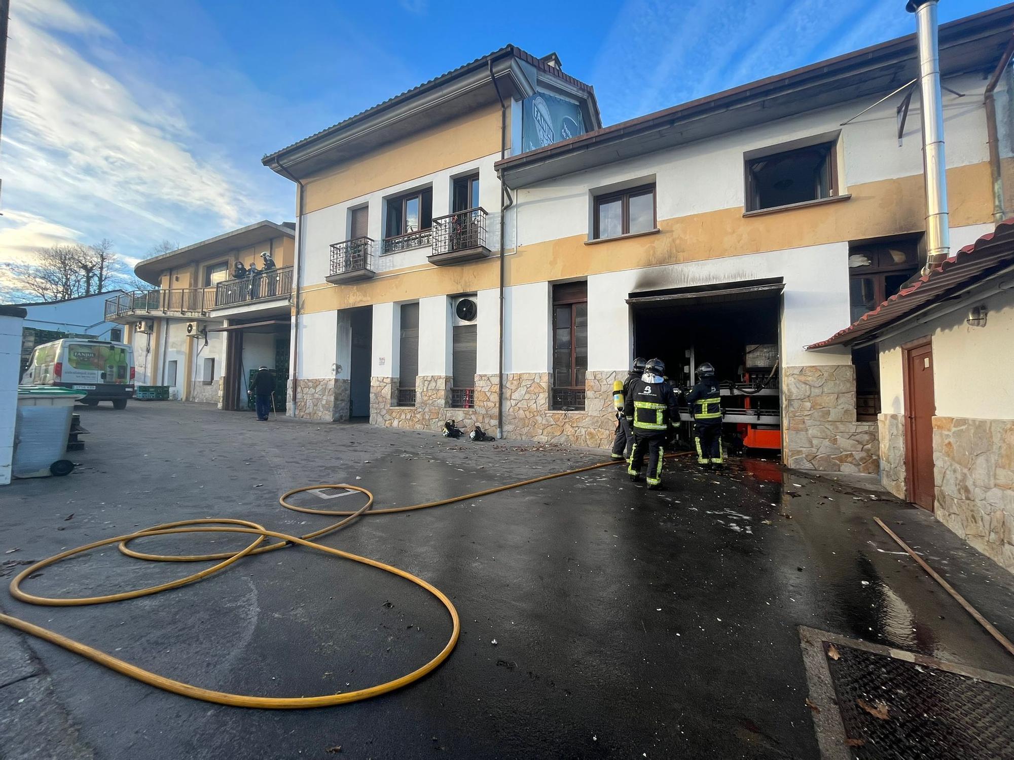 Incendio en Sidra Fanjul, en Tiñana, con desperfectos en la sala de máquinas del llagar