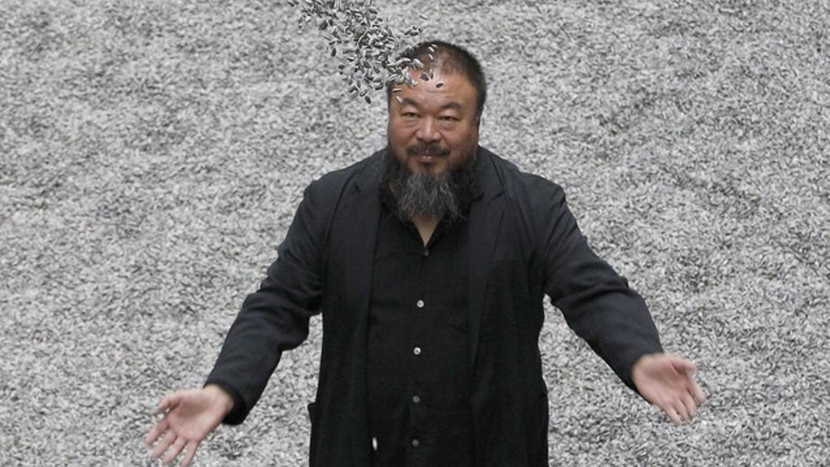 Ai Weiwei lanza semillas de porcelana en la presentación de su obra 'Semillas de Girasol', el pasado 11 de octubre, en Londres.