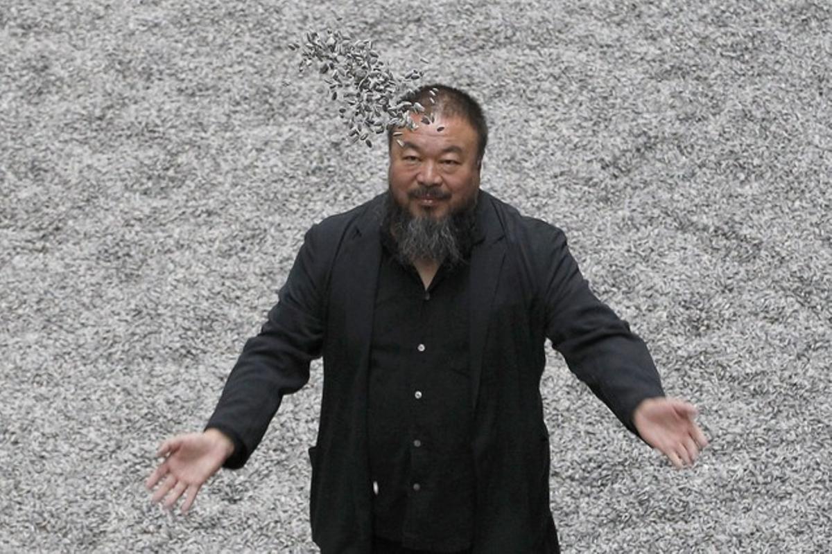 Ai Weiwei llança llavors de porcellana en la presentació de la seva obra ’Llavors de Gira-sol’, l’11 d’octubre passat, a Londres.