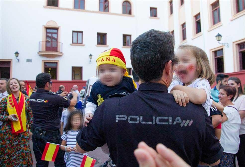 Recibimiento en Badajoz de los policías nacionales desplazados en Cataluña