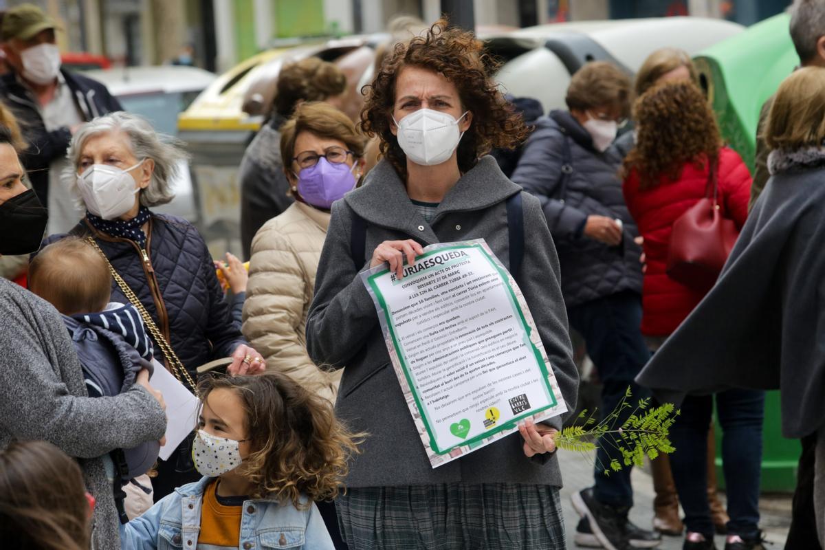 Protesta en la calle Turia ante el desahucio de 16 familias para construir apartamentos turísticos