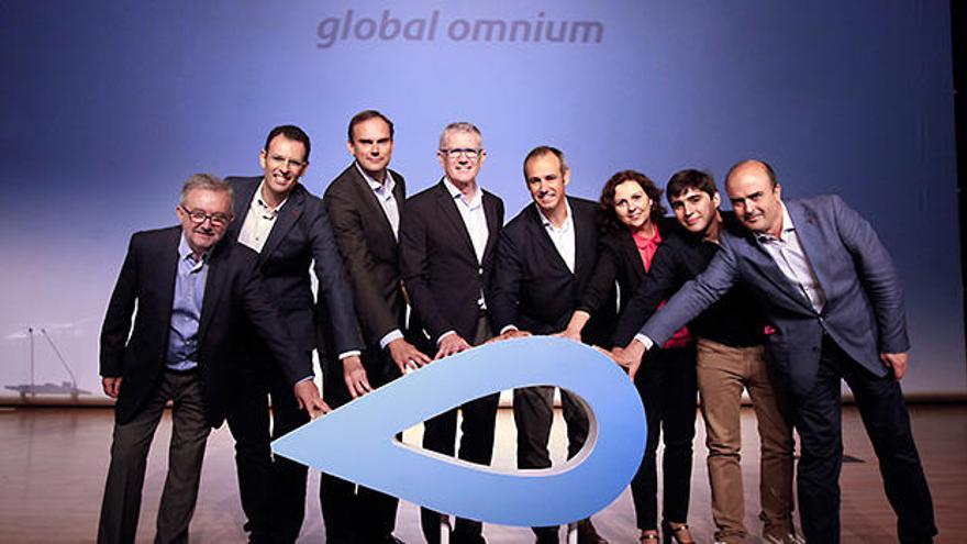 El equipo directivo de Global Omnium con su presidente, Eugenio Calabuig, cuarto por la izquierda