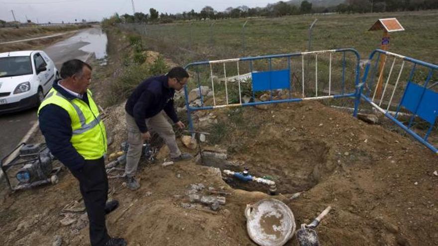 Operarios de Aguas de Alicante instalan el pasado jueves un contador para afinar la investigación del posible fraude en El Plantío.