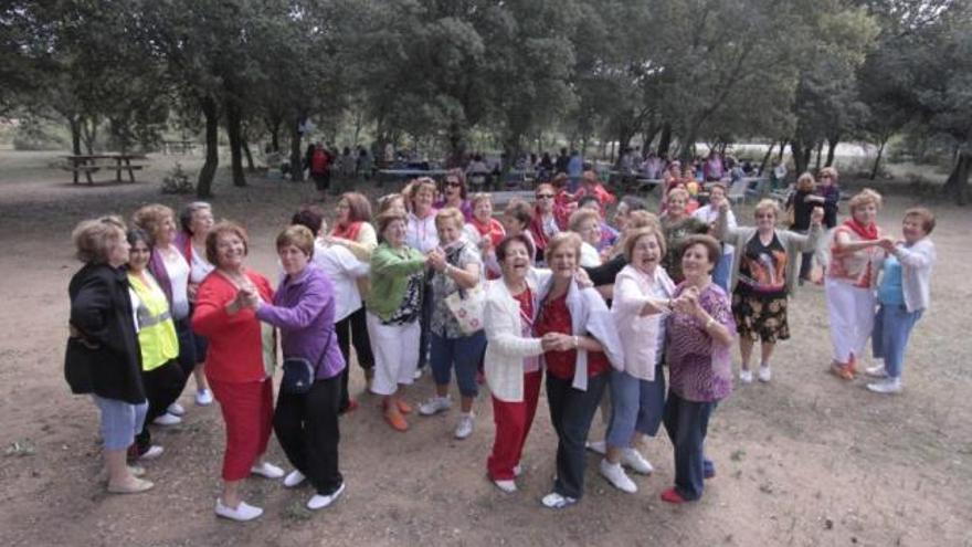 Cientos de mujeres disfrutan de una convivencia en El Pinar de El Pego