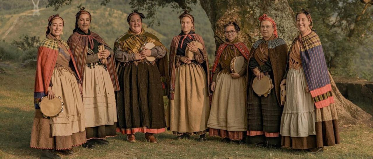 As Lagharteiras, grupo de pandereteiras de Mos, divulgan músicas, cantos, instrumentos e vestidos tradicionais galegos