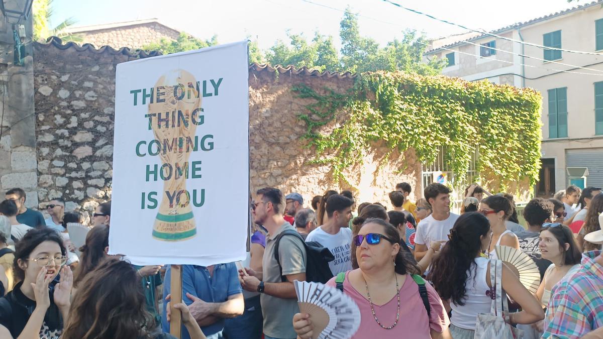 FOTOS | La protesta de Sóller contra la masificación turística, en imágenes FOTOS | La protesta de Sóller contra la masificación turística, en imágenes