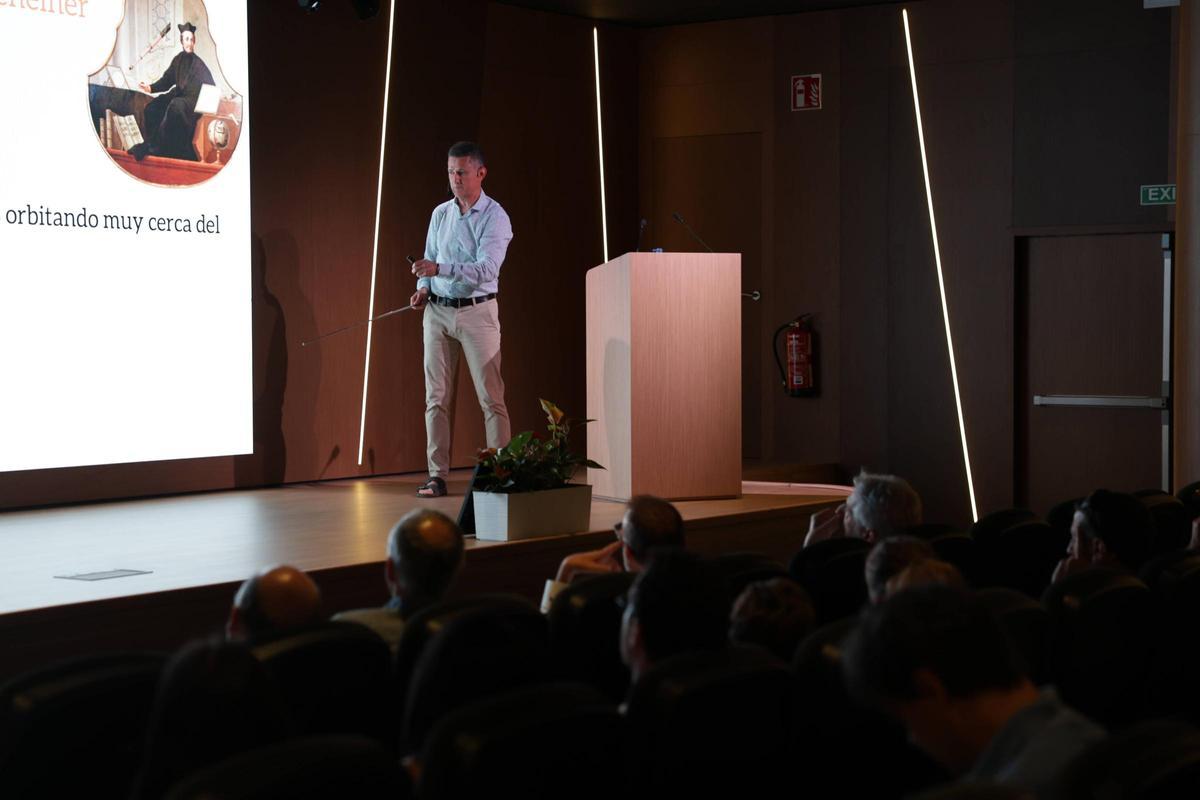 Imágenes de la conferencia del experto Ramón Oliver sobre los secretos ocultos del sol