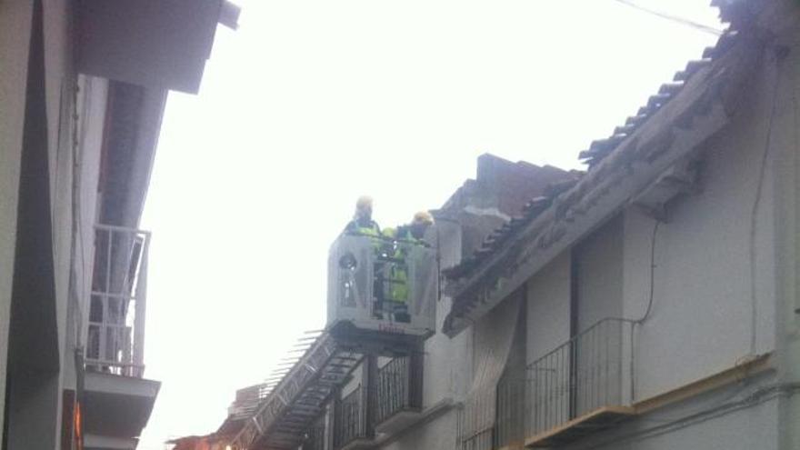 Los bomberos intervienen por un desprendimiento en una fachada.