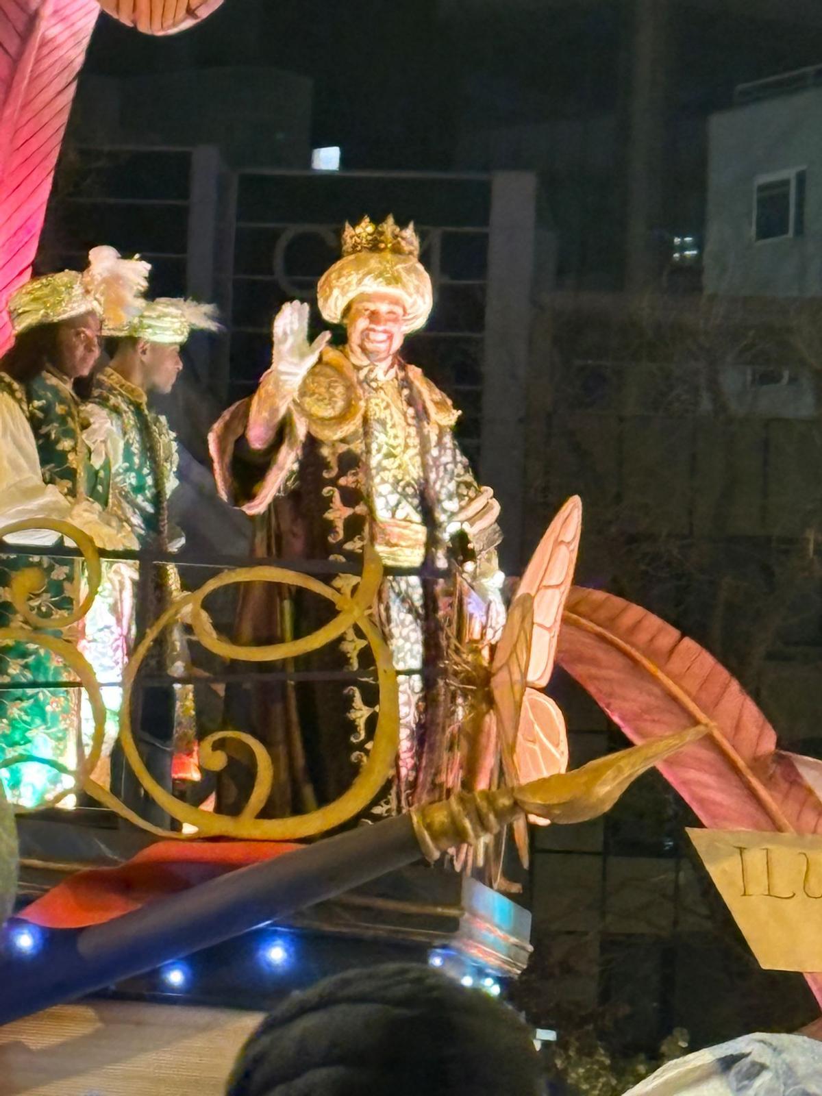 El Rey mago Baltasar saluda en la Cabalgata de los Reyes Magos de Madrid.