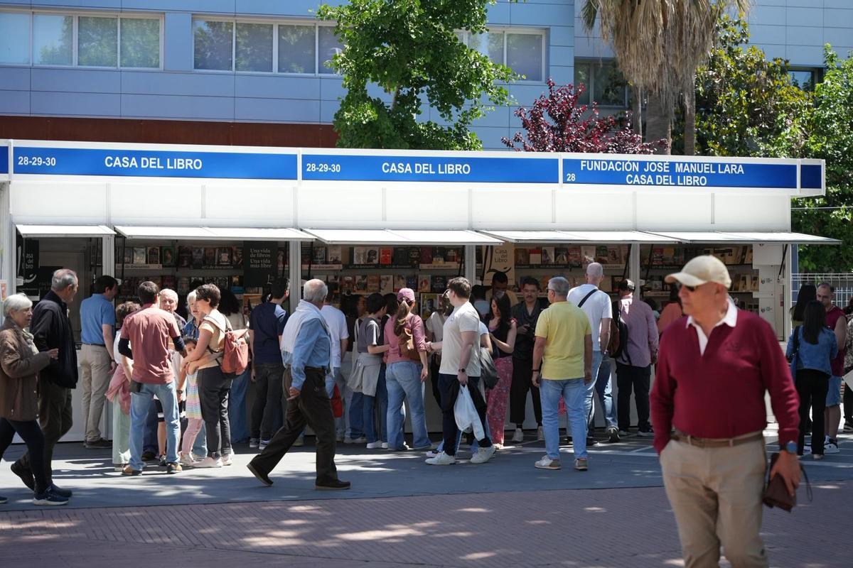 Numeroso público llena dos de las casetas de la Feria del Libro de Badajoz
