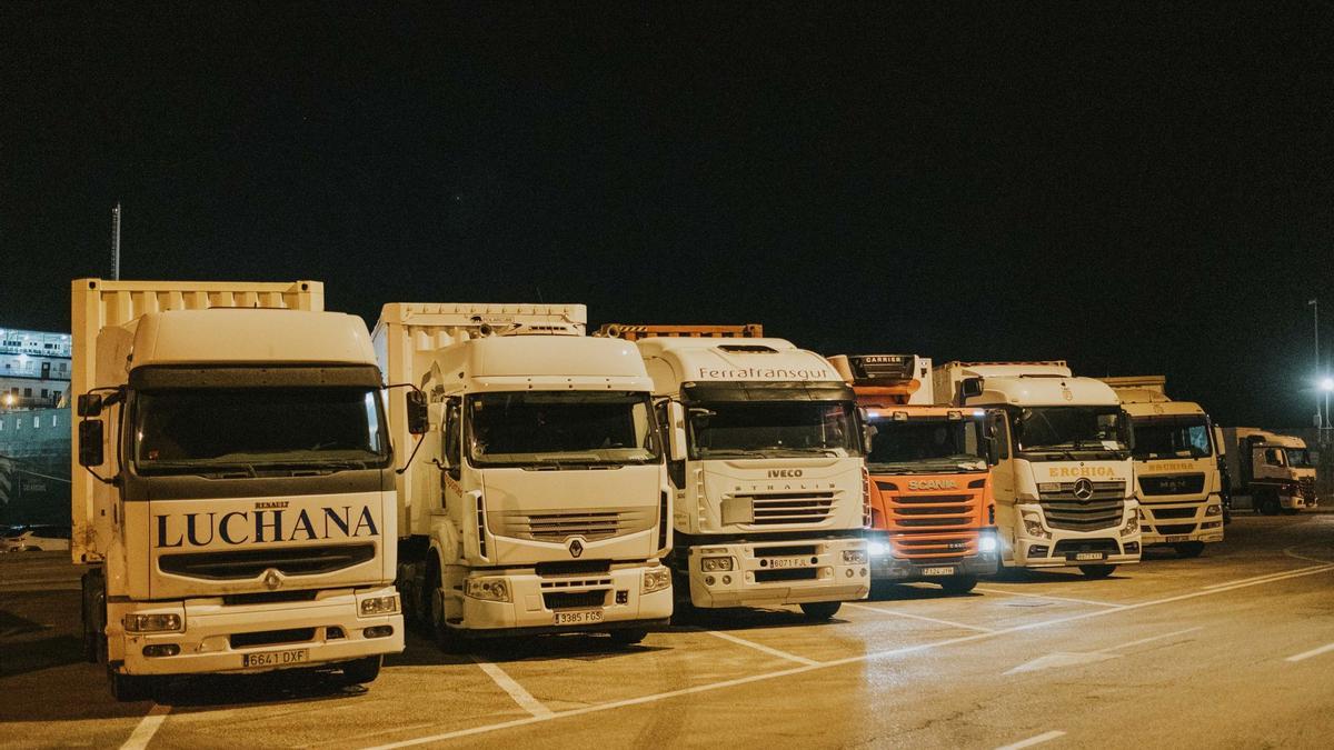 Lkw über Lkw kommt frühmorgens in Palmas Hafen an.