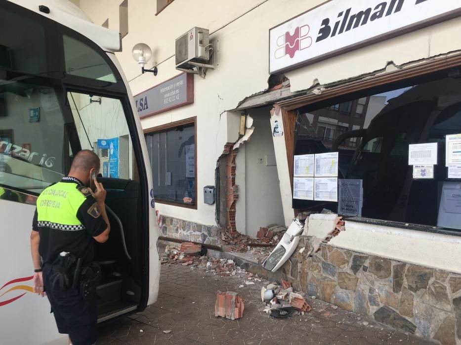 Un bus pierde el control en Torrevieja.