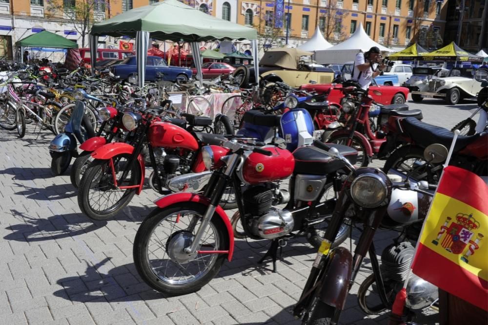 Lo coches antiguos conquistan  el Cuartel de Artillería