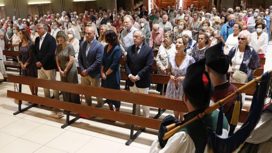 Varios concejales, en un banco de la primera fila, en la iglesia de los Carmelitas en la pasada festividad de la Virgen de Begoña. | Ángel González