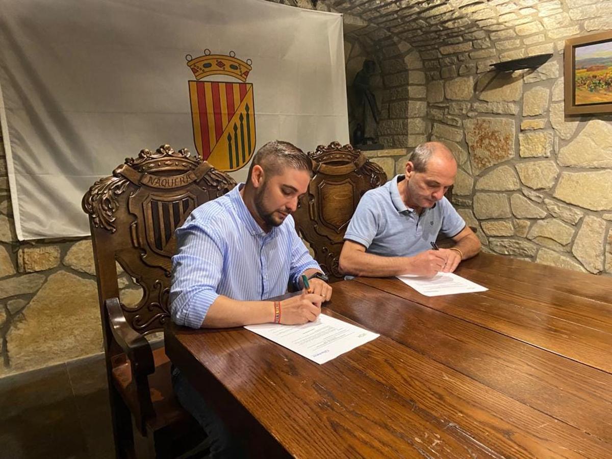 Firma del pacto de gobierno entre IVán Expósito, alcalde por Vox, y el teniente alcalde del PP, Vicente Estellés