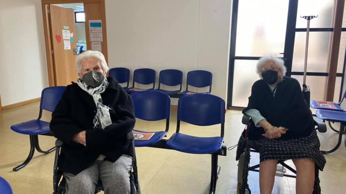 Encarna y Dolores, de 101 y 96 años, antes de que se les inyectara la vacuna en el centro de salud de Xàbia