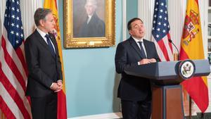 El ministro de Asuntos Exteriores, José Manuel Albares, y el secretario de Estado, Antony Blinken, en el Departamento de Estado