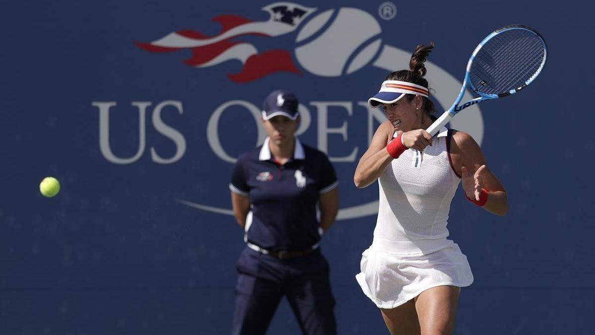 Garbiñe Muguruza devuelve un golpe a Magdalena Rybarikova en tercera ronda del Abierto de Estados Unidos.