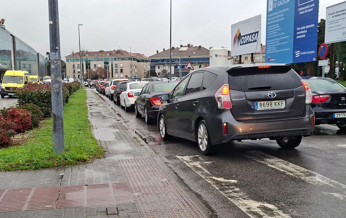 Acceso al CHUS colapsado