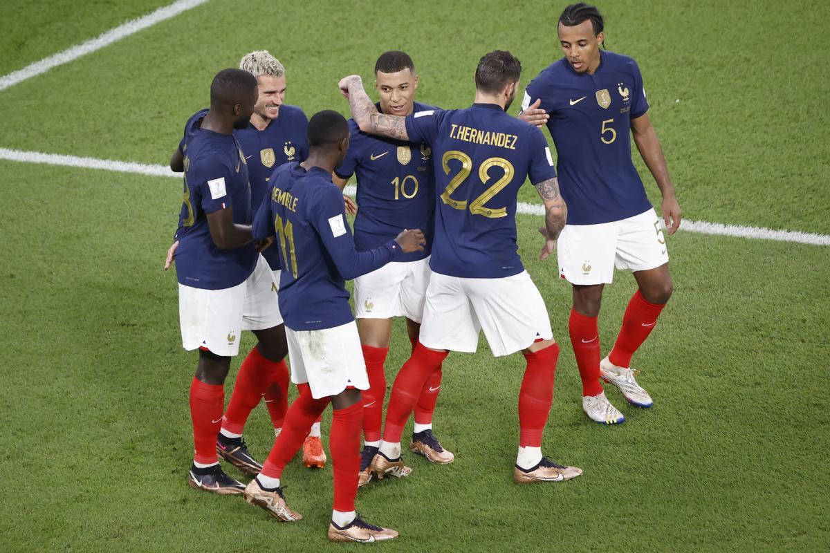 Doha (Qatar), 26/11/2022.- Kylian Mbappe of France celebrates scoring the 1-0 goal with his teammates during the FIFA World Cup 2022 group D soccer match between France and Denmark at Stadium 947 in Doha, Qatar, 26 November 2022. (Mundial de Fútbol, Dinamarca, Francia, Catar) EFE/EPA/Rolex dela Pena
