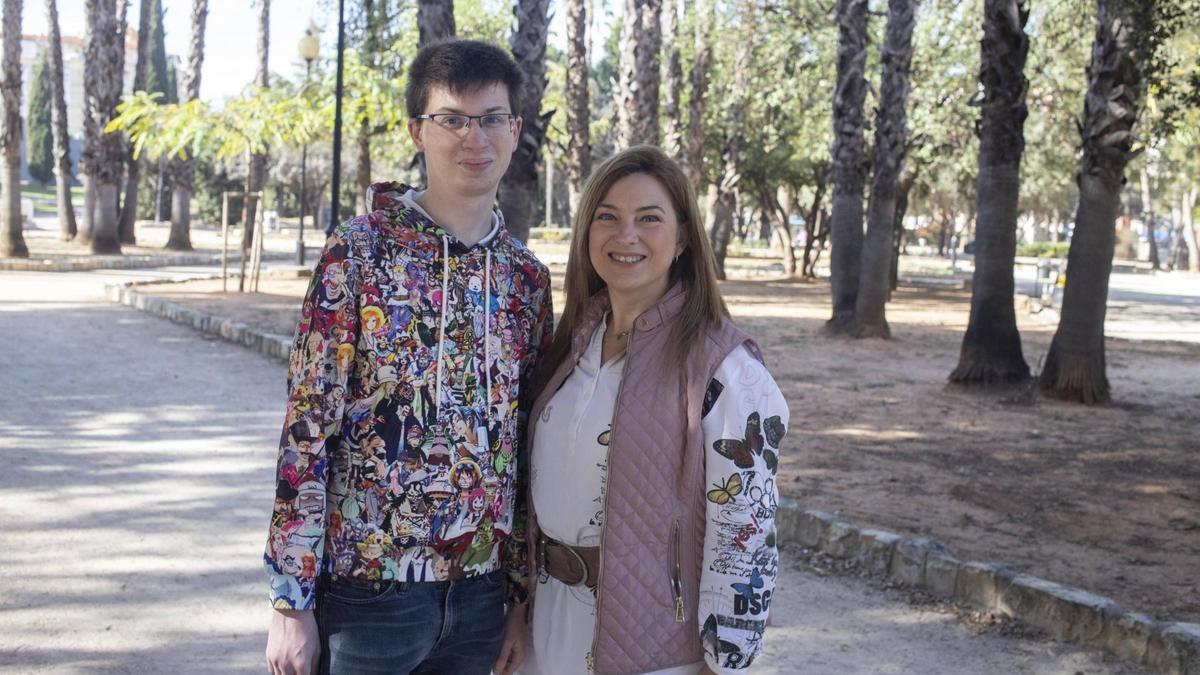 Bernat Alcudia junto a su madre, Belinda Grimaldos.