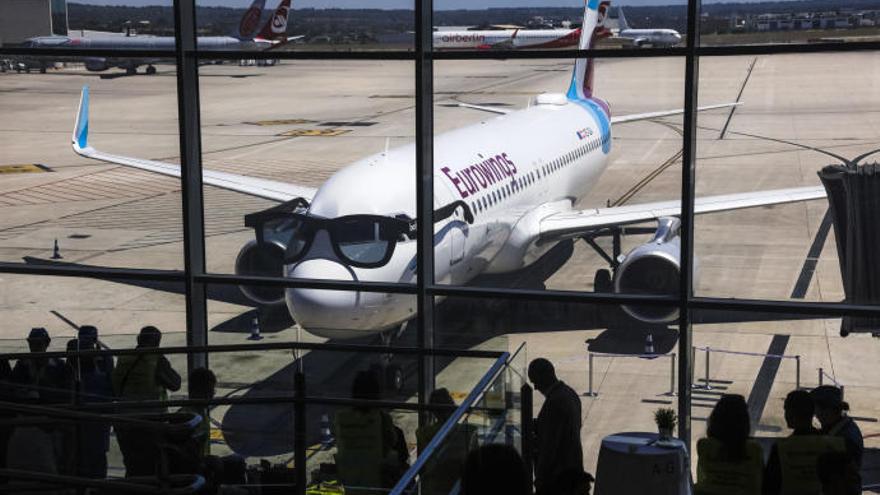 Eurowings-Flieger bei Marketing-Aktion in Palma de Mallorca.