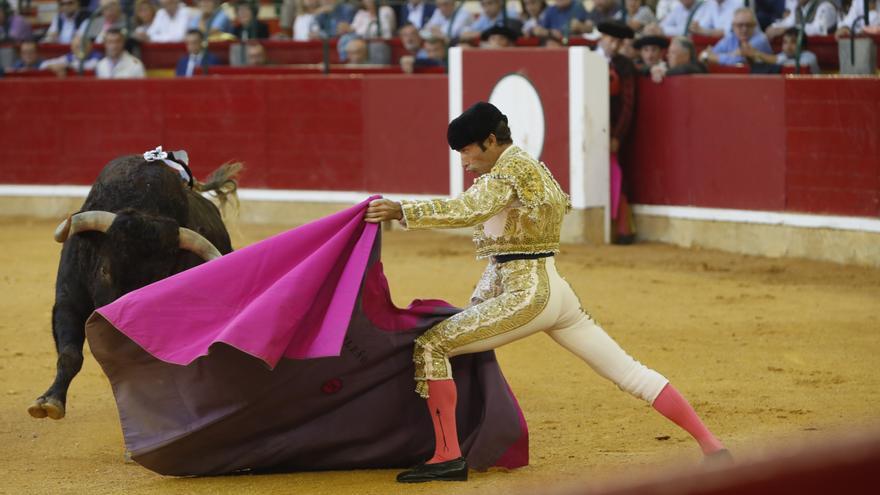 El valor de Fortes redime una desastrosa corrida en Zaragoza