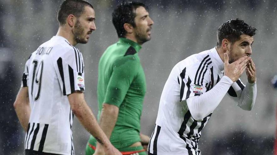 Morata celebra su gol de penalti, junto a Buffon y a Bonucci, ayer, en el derbi turinés. // Giorgio Perottino