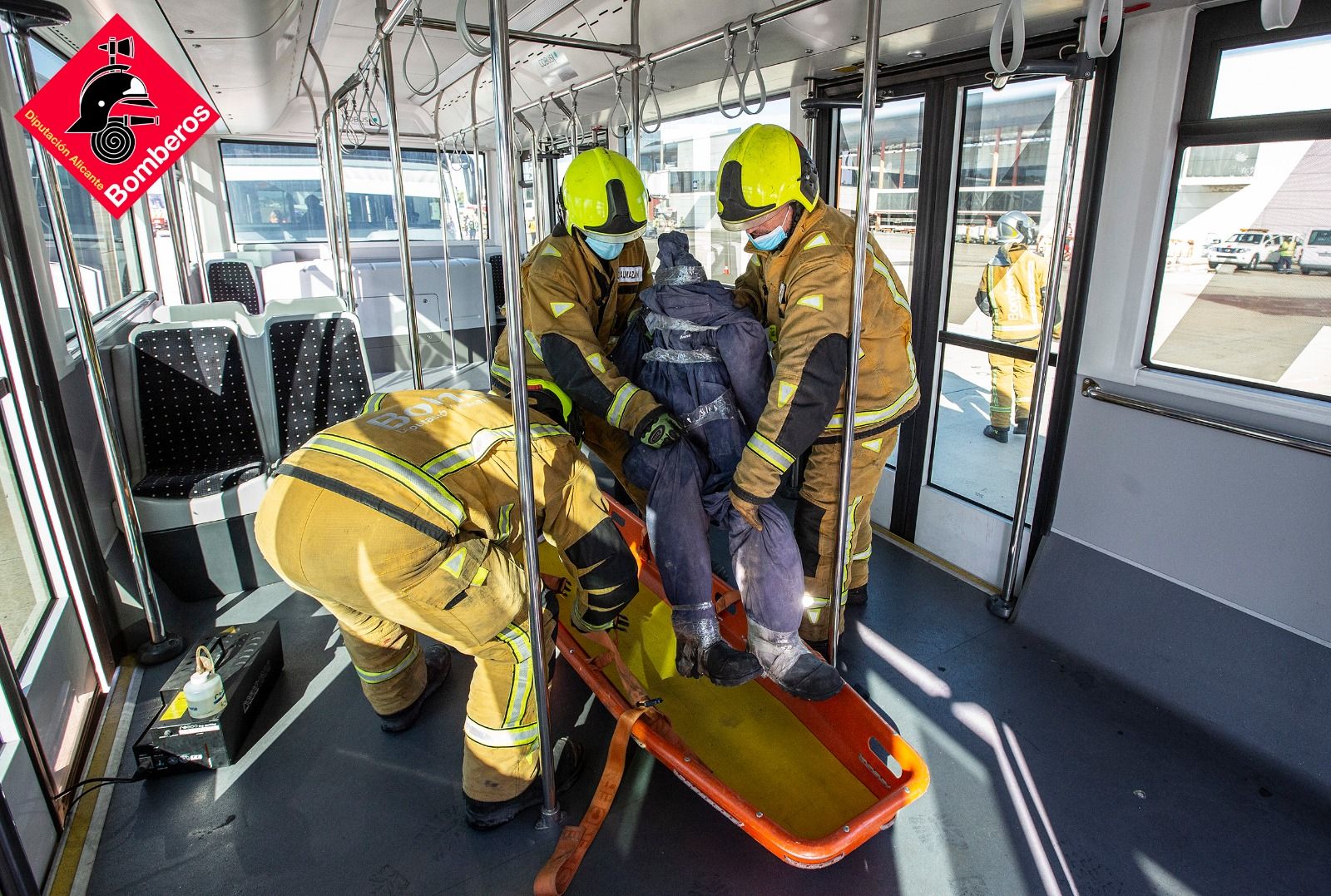 Simulacro de accidente aéreo en el aeropuerto de Alicante-Elche